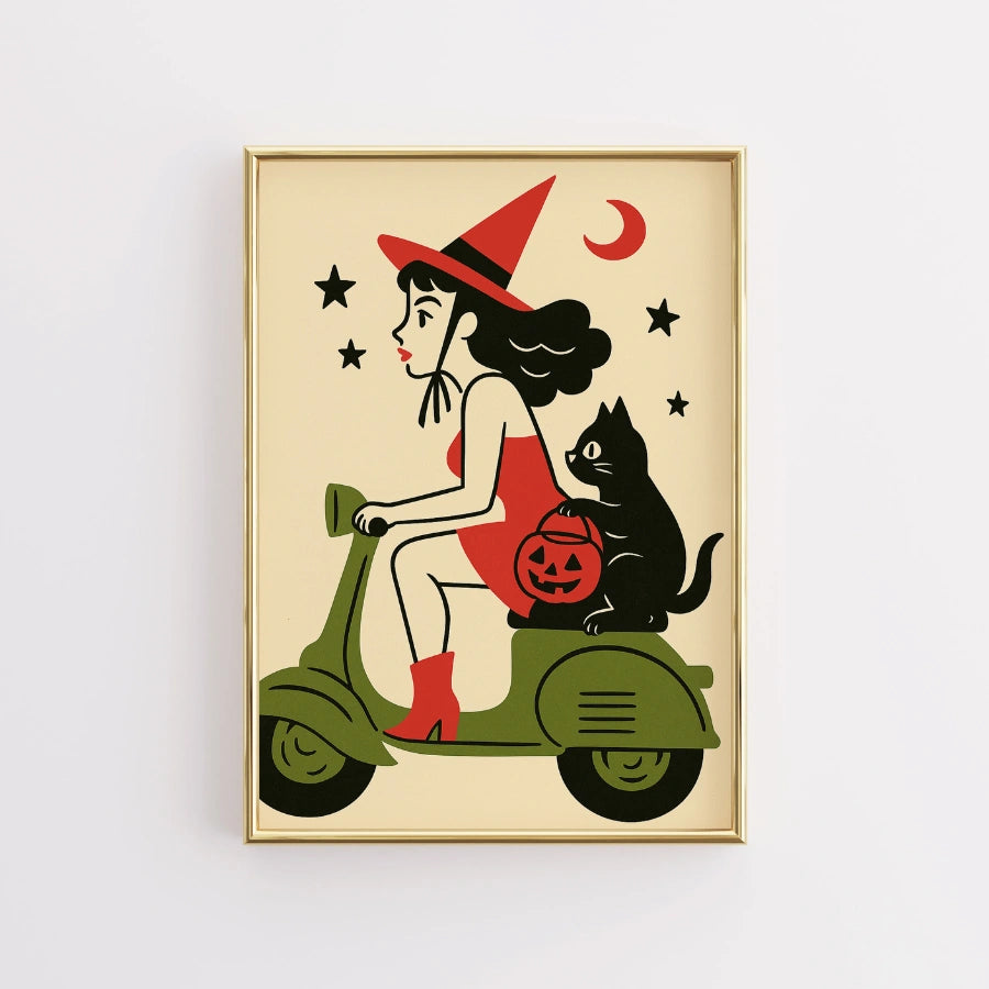 Stampa di Halloween con strega retrò su scooter – Graziosa decorazione murale con gatto nero
