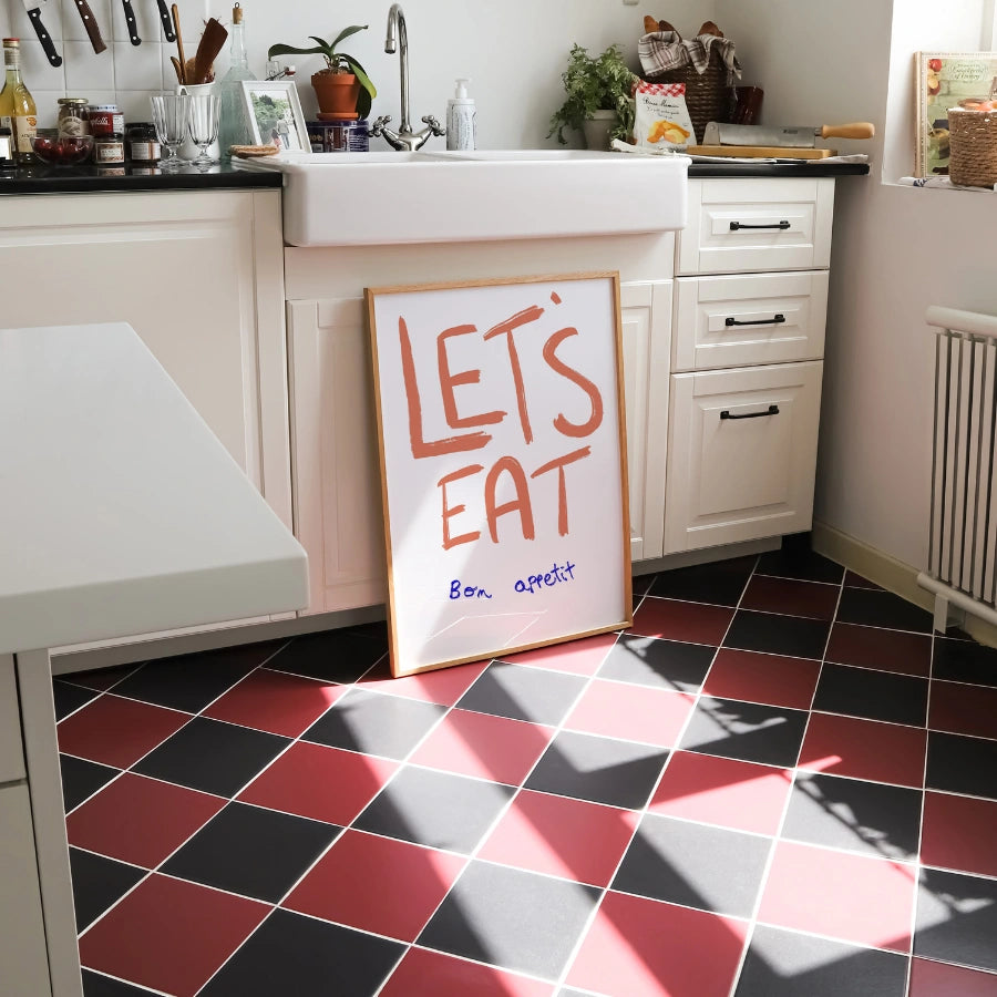 Stampa artistica da parete "Let's Eat Kitchen" con citazione giocosa di "Bon Appétit"