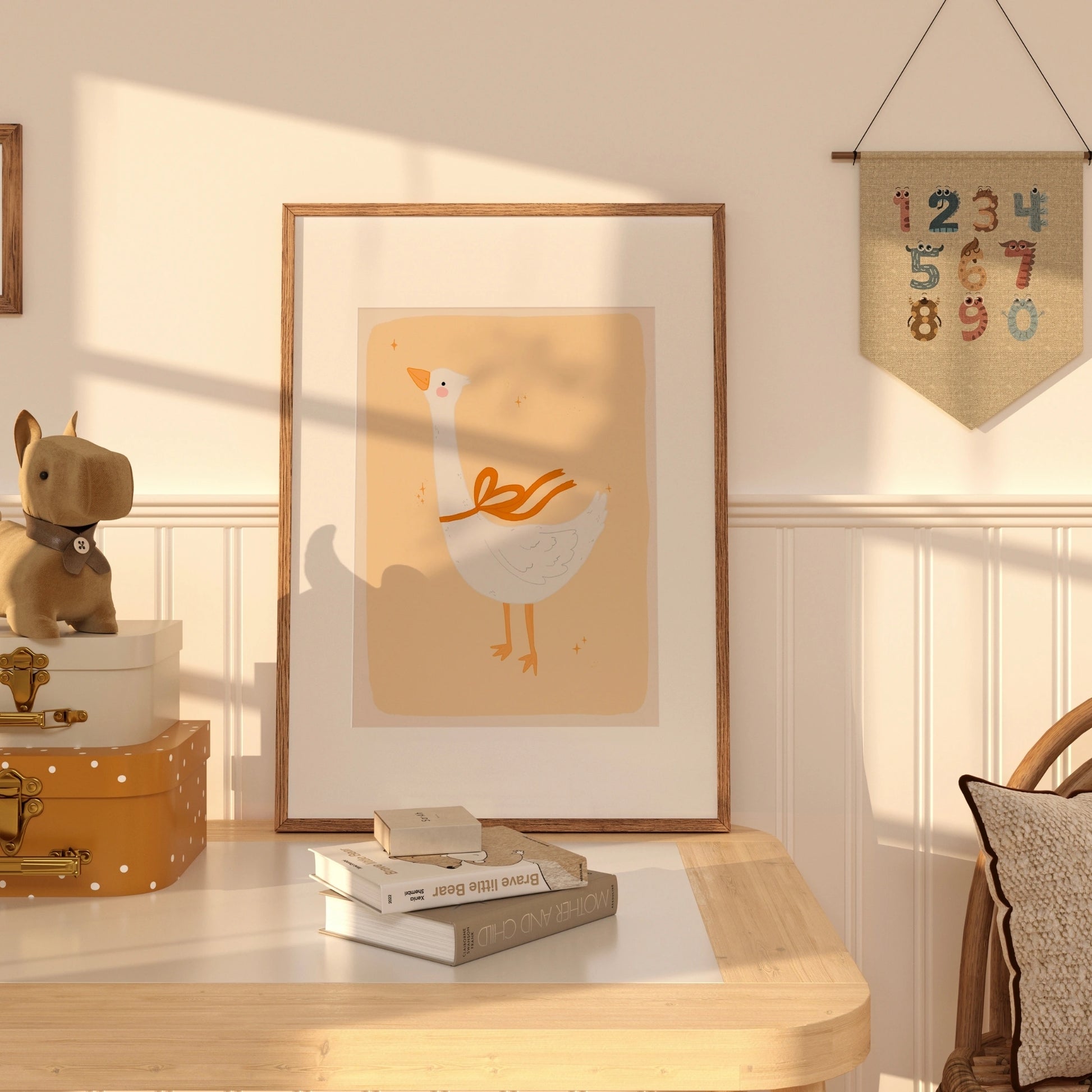 Decorazione murale a forma di oca con fiocco arancione - Stampa animale stravagante per la cameretta dei bambini